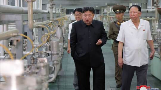 Nordkoreas Machthaber Kim inspiziert Urananreicherungsanlage Nordkoreas Machthaber Kim inspiziert Urananreicherungsanlage