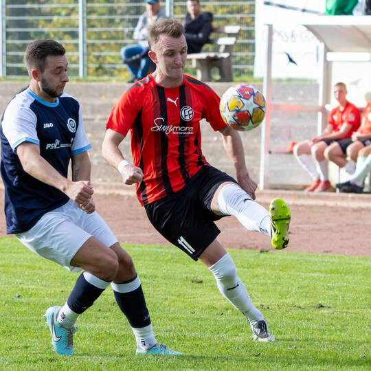 Raphael Krämer (rechts, im Zweikampf mit David Friedrich) will mit Birkenfeld den Aufstieg in die Landesliga schaffen. Ralf Beck