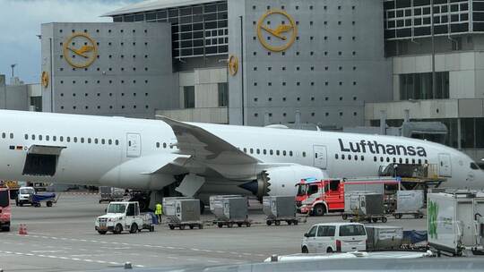 Flughafen Frankfurt - Dreamliner Fahrwerk knickt ein Flughafen Frankfurt - Dreamliner Fahrwerk knickt ein