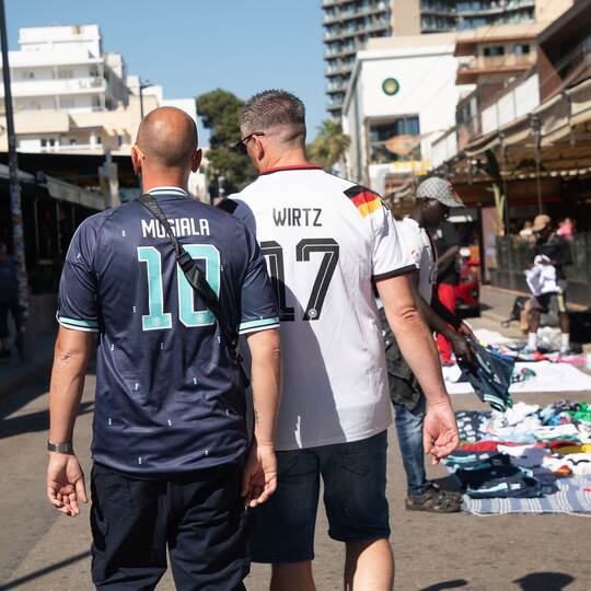 Verkauf gefälschter Trikots auf der Straße