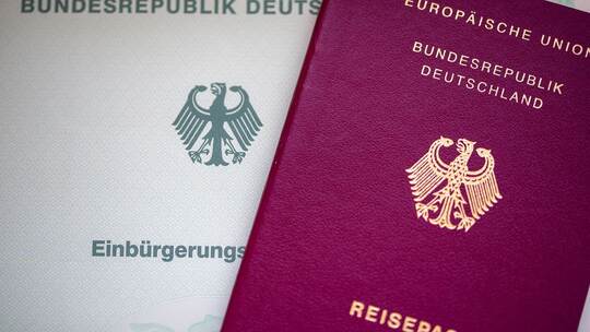 Einbürgerungsurkunde und Reisepass Einbürgerungsurkunde und Reisepass