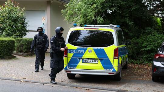 Razzien gegen Großfamilie nach Angriff auf Polizisten