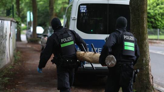 Razzien gegen Großfamilie nach Angriff auf Polizisten