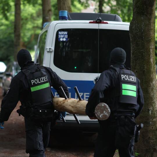 Razzien gegen Großfamilie nach Angriff auf Polizisten