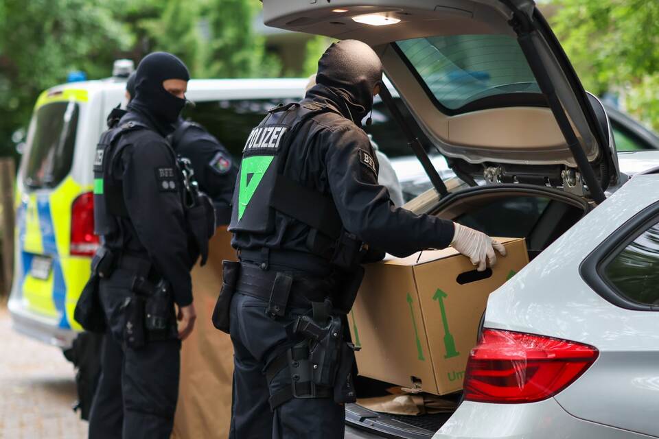Razzien gegen Großfamilie nach Angriff auf Polizisten
