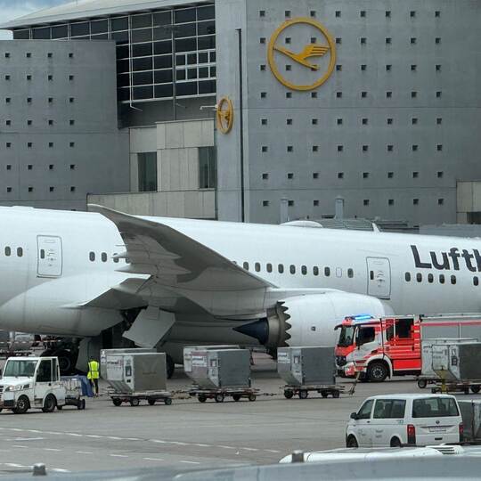 Flughafen Frankfurt - Dreamliner Fahrwerk knickt ein