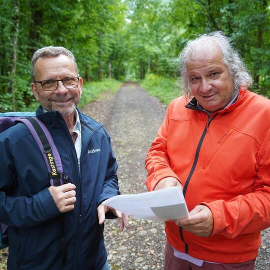 Wanderführer Klaus Hassur (links) und Gert Sommer vom Ersinger Krankenverein klären die letzten Details für die Wanderung, die s