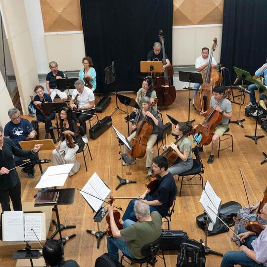Dirigent Daniel Inbal (links stehend) während einer Probe mit der Badischen Philharmonie für das 6. Sinfoniekonzert.