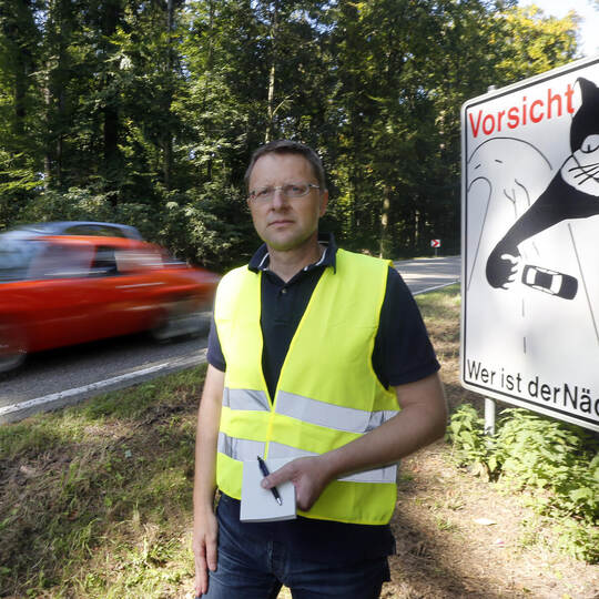 Ein Problem der Straße zwischen Dürrmenz und Pinache wird beim PZ-Fototermin zum Serienstart demonstriert: Vor laufenden Kameras