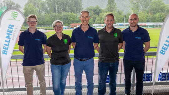 Freuen sich auf die Jubiläumsausgabe des Bellmer Cups im Nieferner Fußballstadion: Jannis Gichau (von links), Sonja Bauer, Marti Bellmer Cup Jubiläum Niefern