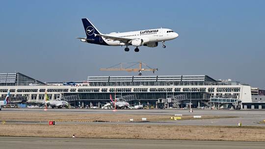 Flughafen Stuttgart - Lufthansa-Maschine