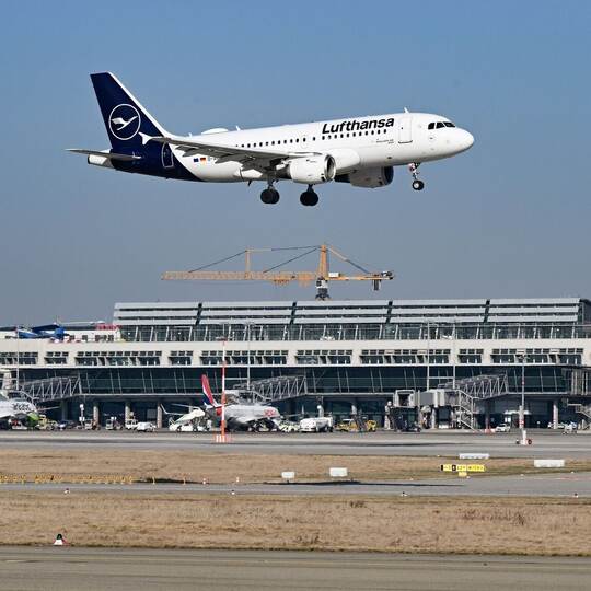 Flughafen Stuttgart - Lufthansa-Maschine