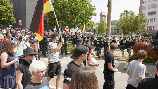 Christopher Street Day. Gegendemonstration von "Der Störtrupp Süd" und dazu Gegendemonstration von "Antifa"