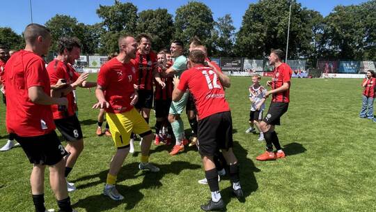 Jubel beim FC 08 Birkenfeld nach dem Sieg im Landesliga-Relegationsspiel gegen Kronau. Doch noch bedarf es eines weiteren Siegs