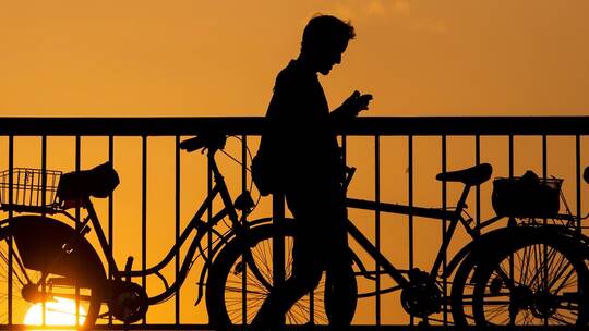Ein Mann blickt auf sein Smartphone Ein Mann blickt auf sein Smartphone