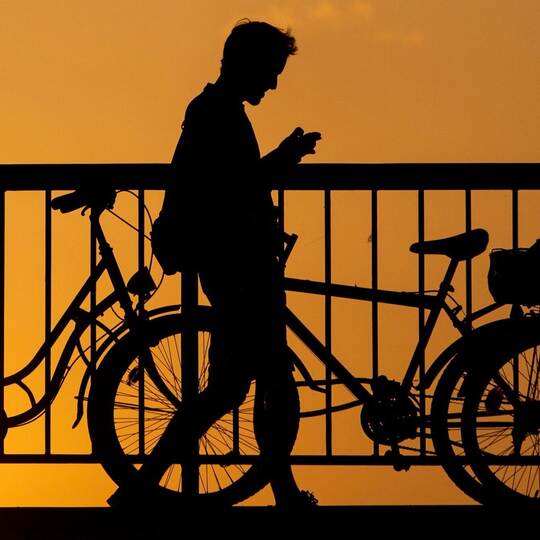 Ein Mann blickt auf sein Smartphone