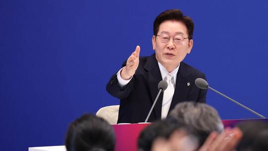 Lee hält Pressekonferenz zum 1. Jahrestag seiner Amtseinführung Lee hält Pressekonferenz zum 1. Jahrestag seiner Amtseinführung