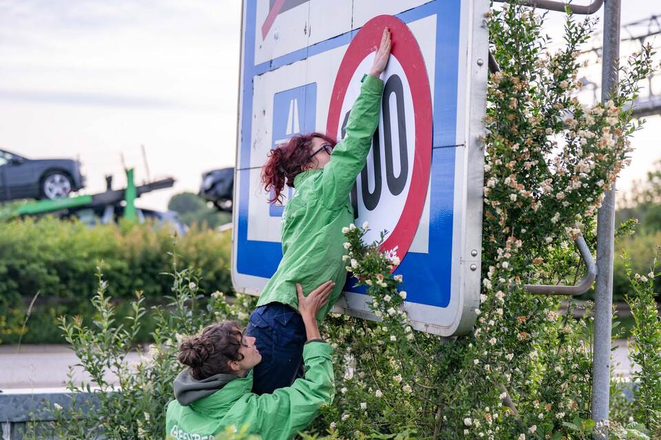 Greenpeace-Aktion für Tempolimit auf Autobahnen Greenpeace-Aktion für Tempolimit auf Autobahnen