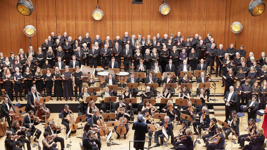 Unter der Leitung von Daniel Inbal entsteht ein Abend mit musikalischen und gedanklich großen Bögen. Keller Sinfoniekonzert "Zu den Sternen". Kinan Azmeh "Song for days to come". Ludwig van Beethoven Sinfonie Nr 9 in D-Moll.