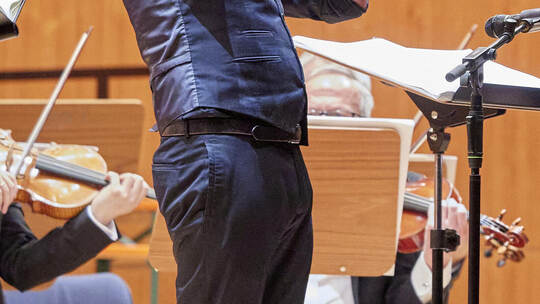 Komponist Kinan Azmeh prägt den Abend als Soloklarinettist. Keller Sinfoniekonzert "Zu den Sternen". Kinan Azmeh "Song for days to come". Ludwig van Beethoven Sinfonie Nr 9 in D-Moll.