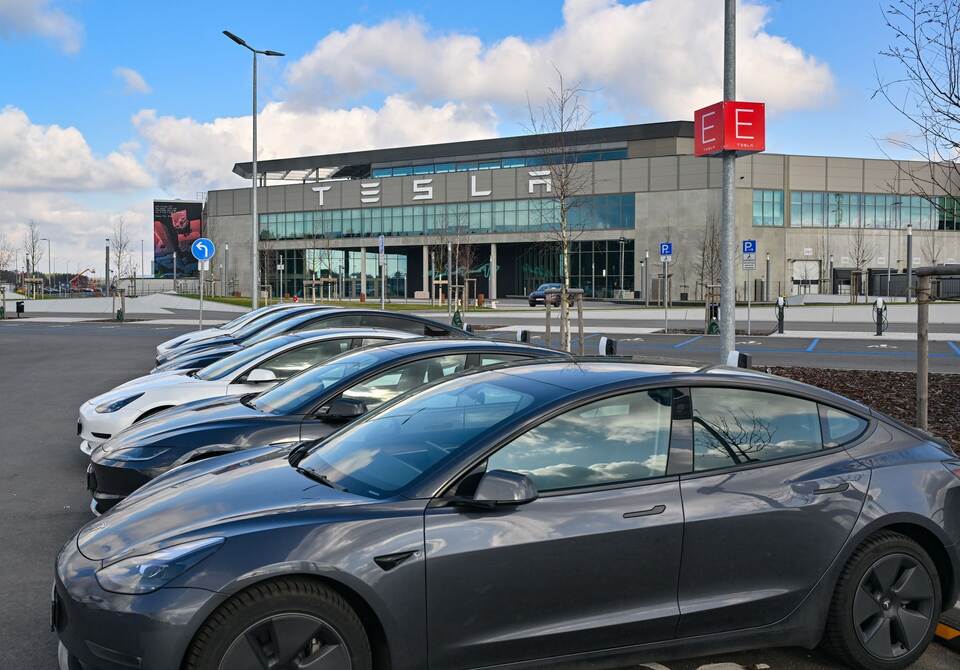Tesla Fabrik - Stillstand nach Stromausfall Tesla Fabrik - Stillstand nach Stromausfall