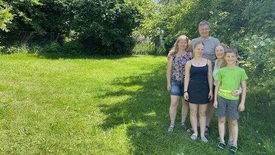 Ingo und Regine König mit ihren Kindern Debora, Lisa und Jonathan. Links auf der Wiese könnte künftig eines der drei Tiny Häuser