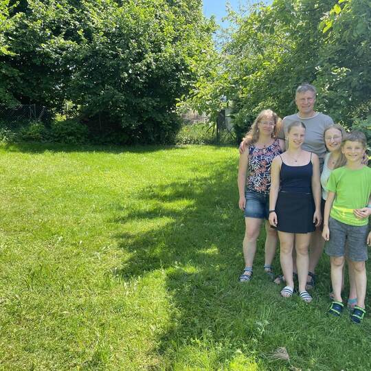 Ingo und Regine König mit ihren Kindern Debora, Lisa und Jonathan. Links auf der Wiese könnte künftig eines der drei Tiny Häuser
