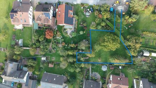 Auf diesem blau umrissenen Areal südwestlich des Arnbacher Friedhofsparkplatzes (oben) könnten künftig drei Tiny Häuser und fünf