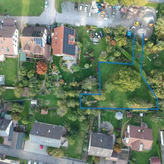 Auf diesem blau umrissenen Areal südwestlich des Arnbacher Friedhofsparkplatzes (oben) könnten künftig drei Tiny Häuser und fünf