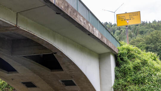 Laut Jahresstein wurde sie 1997 errichtet, heute weist sie so große Schäden auf, dass sie kurzfristig saniert werden muss: die E Brücke Eyachtal Schäden Sperrung