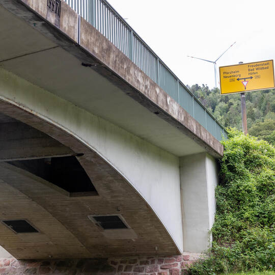 Laut Jahresstein wurde sie 1997 errichtet, heute weist sie so große Schäden auf, dass sie kurzfristig saniert werden muss: die E Brücke Eyachtal Schäden Sperrung
