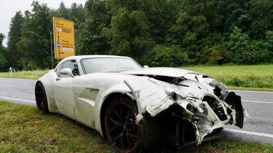 Senior fährt teuren Sportwagen gegen Leitplanke