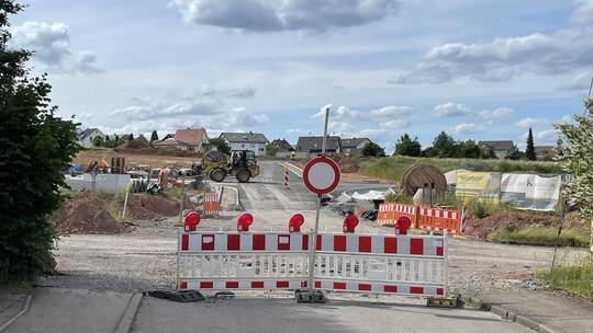 Eine Sackgasse ist derzeit Neuhausens Gartenstraße: Im Hintergrund sieht man schon die neuen Straßen des künftigen Baugebiets Fa