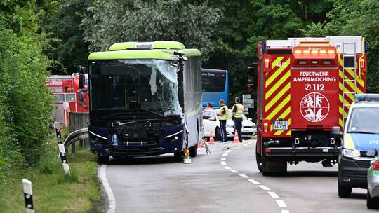 Zwei Busse stoßen in Oberbayern zusammen - mehrere Verletzte Zwei Busse stoßen in Oberbayern zusammen - mehrere Verletzte