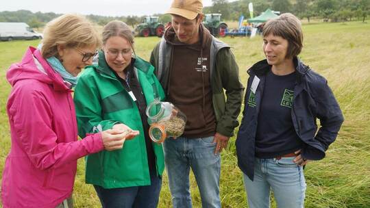 Corinna Benkel vom Landwirtschaftsamt, Kerstin Grant vom LAZBW, Lukas Förster vom Schülenswaldhof und Inga Schraud vom LEV (von