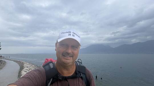 Fast geschafft: Wanderer Markus Lud am Gardasee auf der Strecke von Malcesine nach Toscolano-Maderno. Nur noch wenige Kilometer