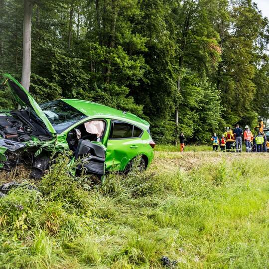 Wiernsheim: Frontalzusammenstoss nach missgluecktem Ueberholmanoever