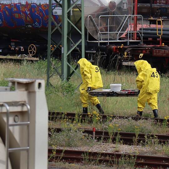Salzsäure tritt aus Kesselwagen