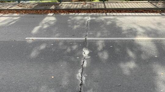 An den Übergangsfugen auf der Eyachbrücke sind die Schäden deutlich zu sehen. Regierungspräsiidium Karlsruhe
