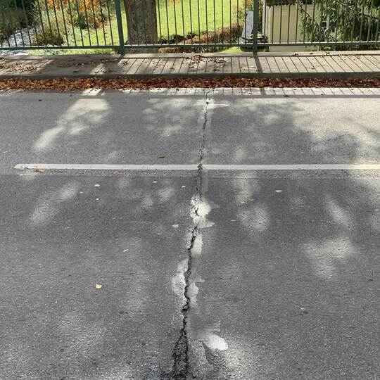 An den Übergangsfugen auf der Eyachbrücke sind die Schäden deutlich zu sehen. Regierungspräsiidium Karlsruhe