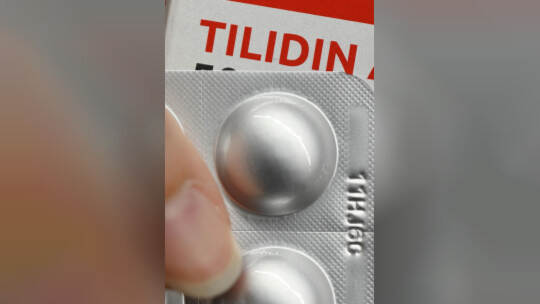 In einer Apotheke wird eine Medikamentenpackung mit der Aufschrift „Tilidin“ verkauft. Besonders für Senioren birgt eine längere Medikamentenpackung Tilidin