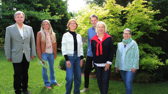 Zum „Tage der offenen Gartentür“ treffen sich Jürgen Metzger (von links), Eva Friedrich und Corinna Benkel im Mühlacker Garten v