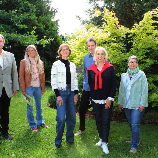 Zum „Tage der offenen Gartentür“ treffen sich Jürgen Metzger (von links), Eva Friedrich und Corinna Benkel im Mühlacker Garten v