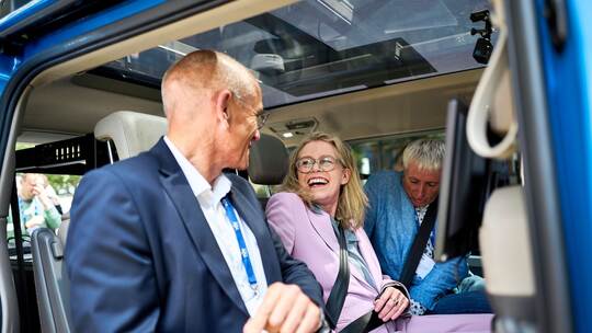 Erste Realfahrt eines autonomen Fahrzeugs unter neuen Bedingungen Erste Realfahrt eines autonomen Fahrzeugs unter neuen Bedingungen