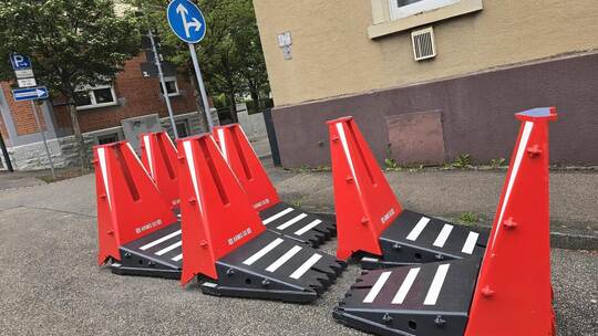 Hier stehen Teile der Absperranlagen zum endgültigen Aufbau bereit. Das Bild entstand beim aktuellen Mühlacker Frühling in der K