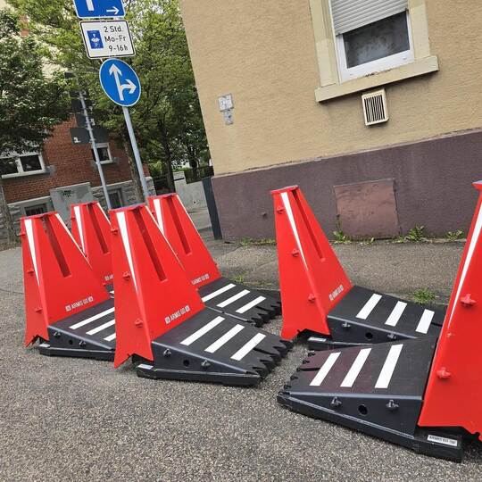 Hier stehen Teile der Absperranlagen zum endgültigen Aufbau bereit. Das Bild entstand beim aktuellen Mühlacker Frühling in der K
