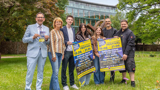 Gehen gut gelaunt in den Sommer: das Team um Kulturbürgermeister Tobias Volle, Angelika Drescher, Leon Meyer (von links) und Pau