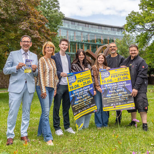 Gehen gut gelaunt in den Sommer: das Team um Kulturbürgermeister Tobias Volle, Angelika Drescher, Leon Meyer (von links) und Pau