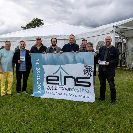 Christen ziehen auf dem Feldrennacher Festplatz an einem Strang: Lutz Althöfer (von links), Pastor der evangelisch-methodistisch Aufbau Kirchenzeltfestival Feldrennach