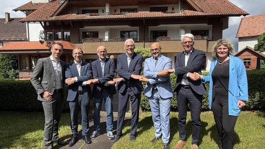 Von links: René Skiba (Tourismus GmbH Nördlicher Schwarzwald), Christian Stalf (Bürgermeister Waldbronn), Markus Wendel (Bürgerm
